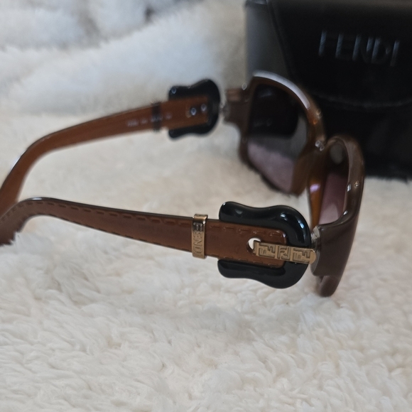 Fendi Women's Sunglasses with Brown Frame - Picture 5 of 7